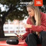 Parlante bluetooth JBL Charge 6 Auracast 40W negro vista en uso reproducción de música al aire libre