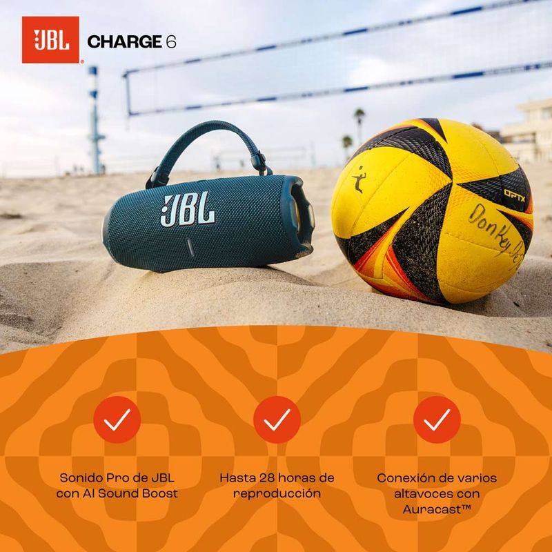Parlante bluetooth JBL Charge 6 Auracast 45W azul vista en uso resistencia al agua IP68 junto a balón de voleibol