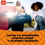 Parlante bluetooth JBL Charge 6 Auracast 45W azul vista en uso reproducción de música al aire libre