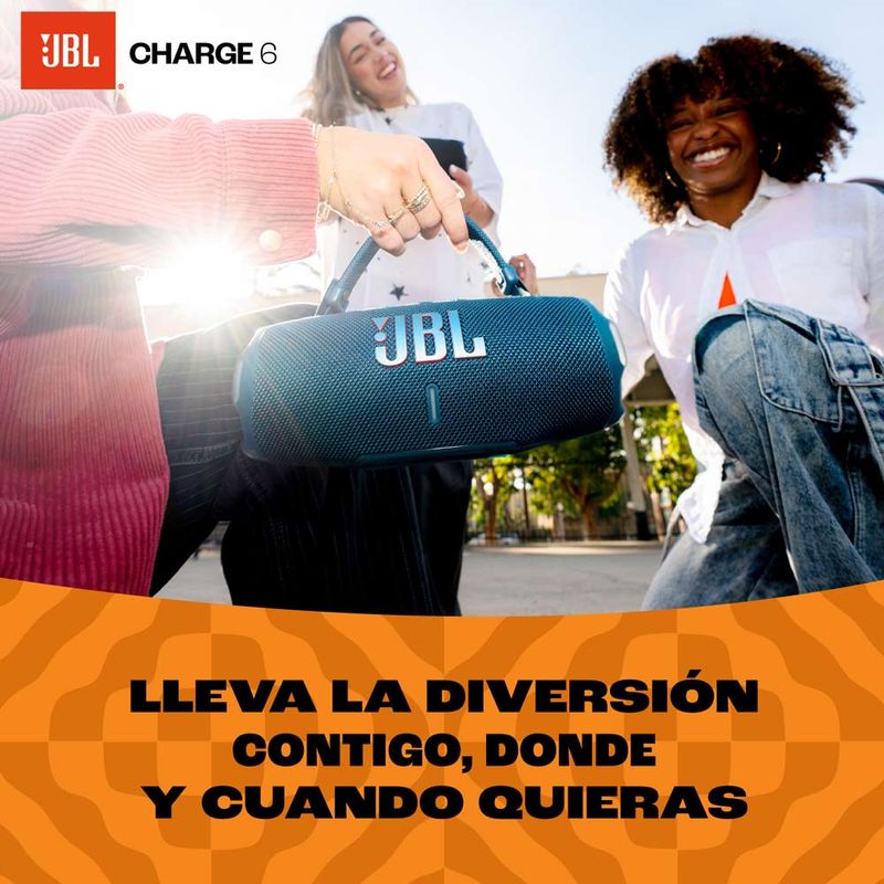Parlante bluetooth JBL Charge 6 Auracast 45W azul vista en uso reproducción de música al aire libre