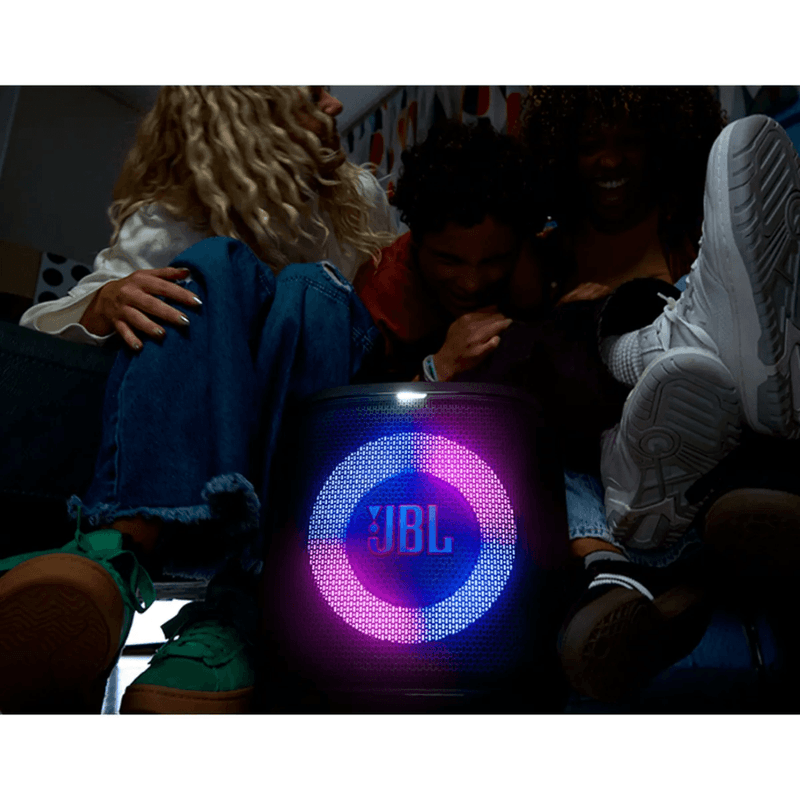 Parlante JBL en uso fiesta y reuniones con sonido potente