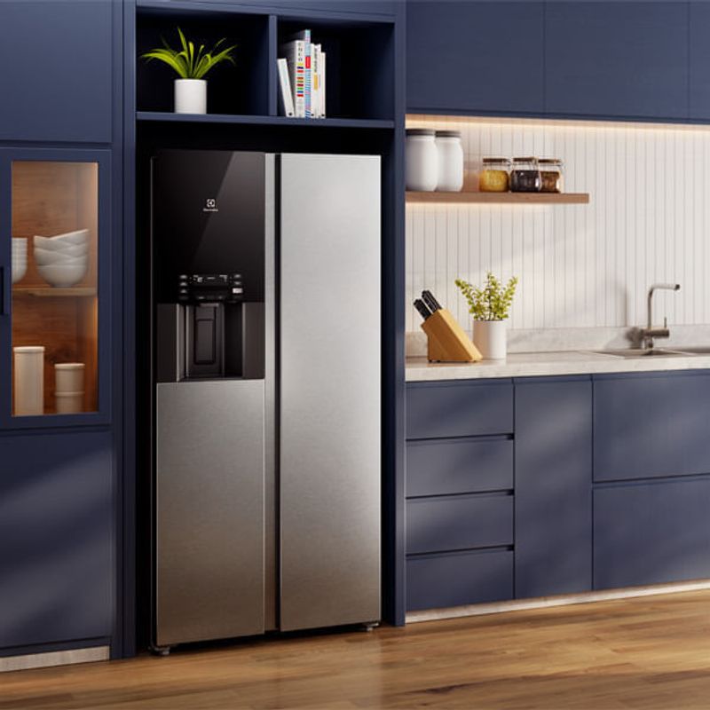 Refrigeradora Electrolux 481L gris con dispensador de agua espacio