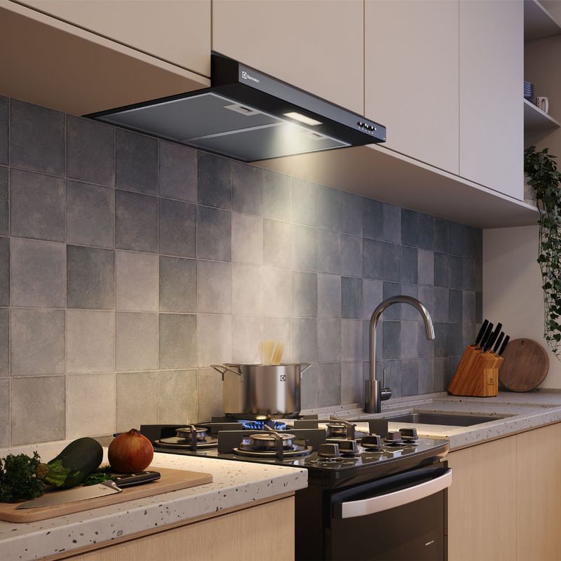 Combo cocina empotrable y campana extractora Electrolux frontal hornilla iluminación