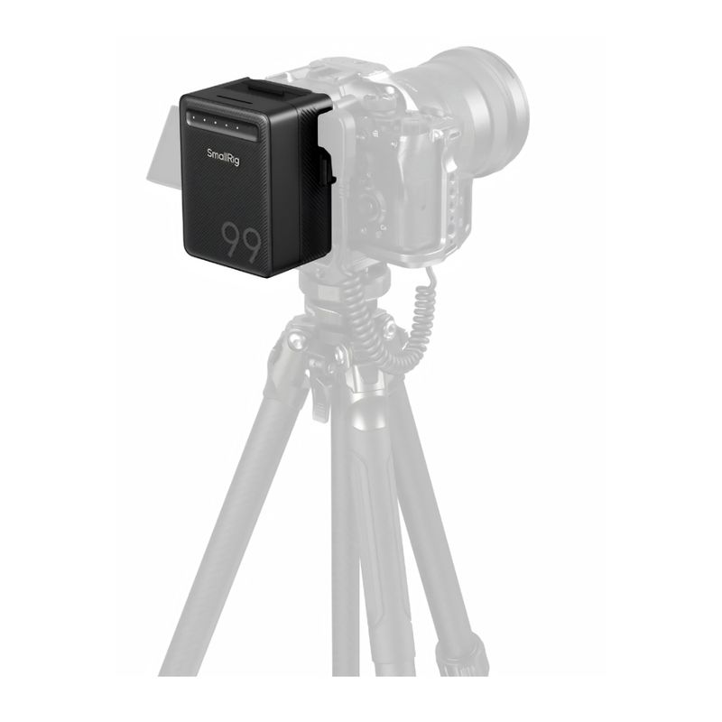 Batería V-Mount SmallRig VB99 Lite 5245 6700 mAh USB Tipo-C vista frontal oblicua en uso