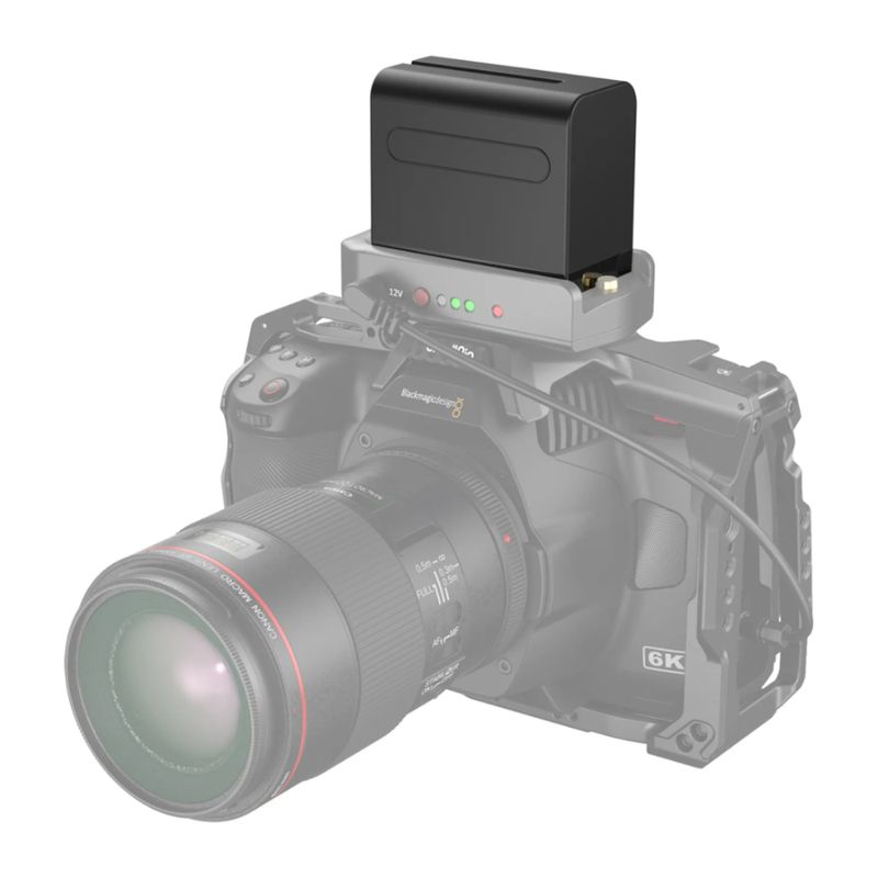 Kit SmallRig batería NP-F970 y cargador para cámaras Sony vista lateral en uso