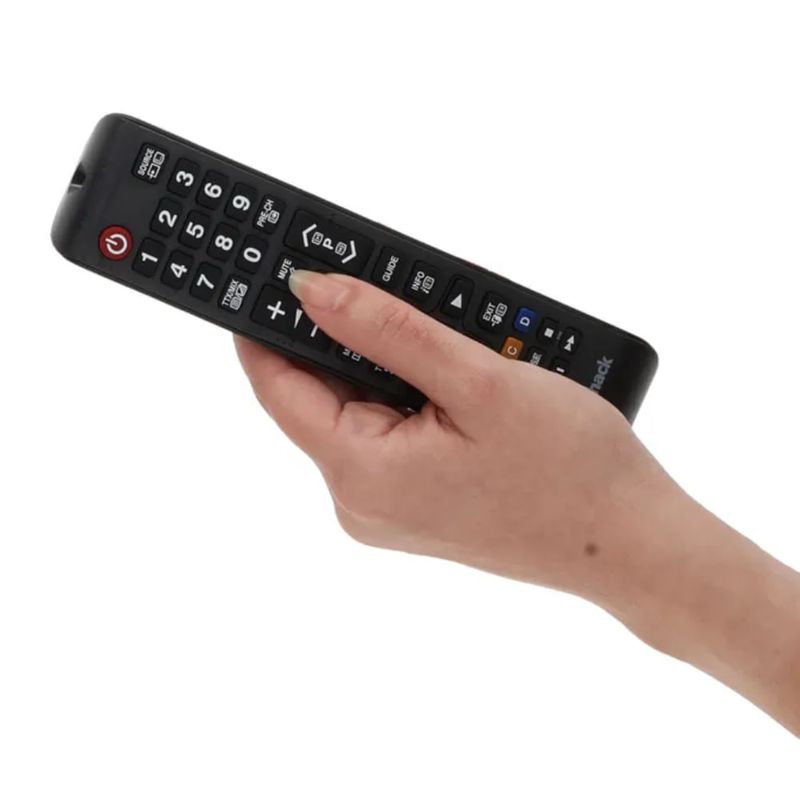 Control remoto universal para TV Samsung frontal oblicua en mano