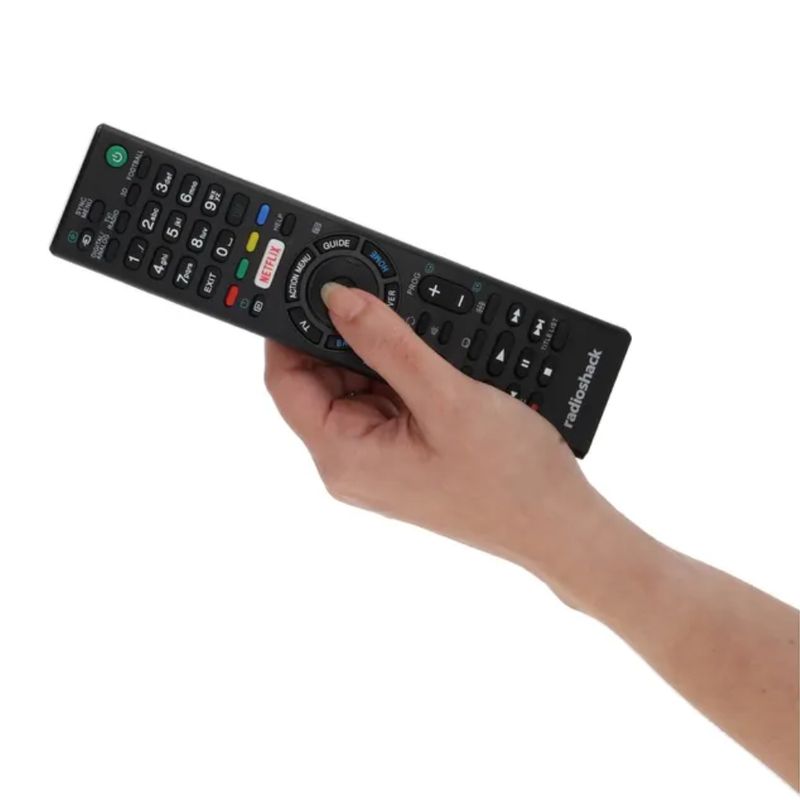 Control remoto universal Radioshack para televisores Sony frontal oblicua en mano