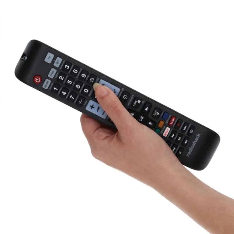 Control remoto universal Radioshack 4 en 1 frontal oblicuo en mano