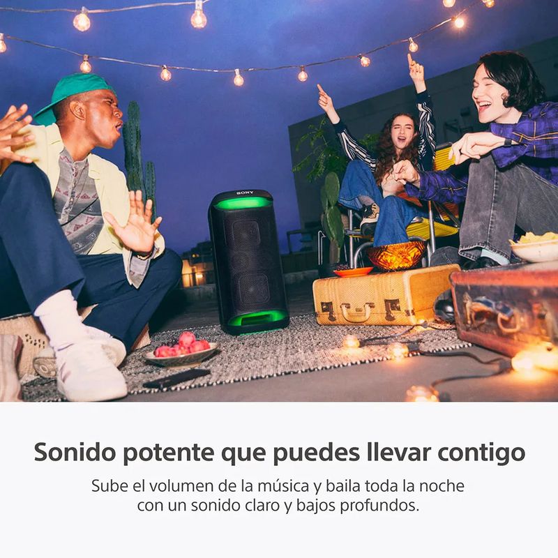 Parlante Sony SRS-XV500 Mega Bass Karaoke Bluetooth Negro frontal en uso