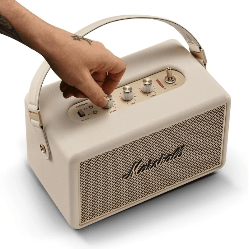 Parlante Bluetooth Marshall Kilburn III IP54 50h marrón uso