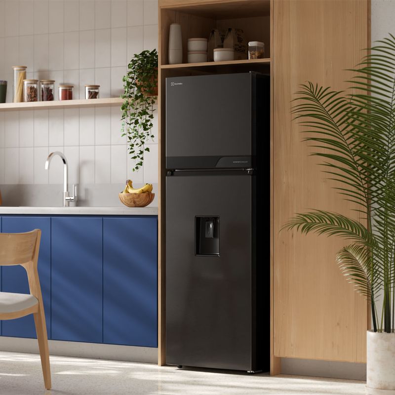 Refrigeradora Electrolux 236L negra No Frost con dispensador espacio