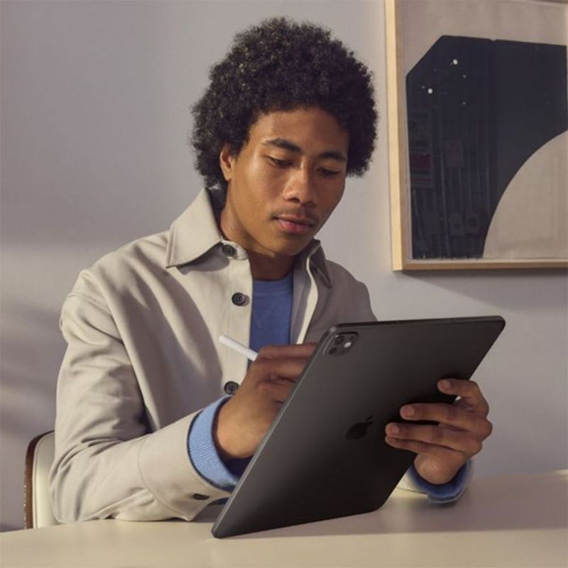 iPad Pro 11" M5 256GB cámara 12MP Space Black en uso