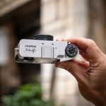 Cámara digital Fujifilm X half Silver 18MP Wi-Fi Bluetooth silver ambiente