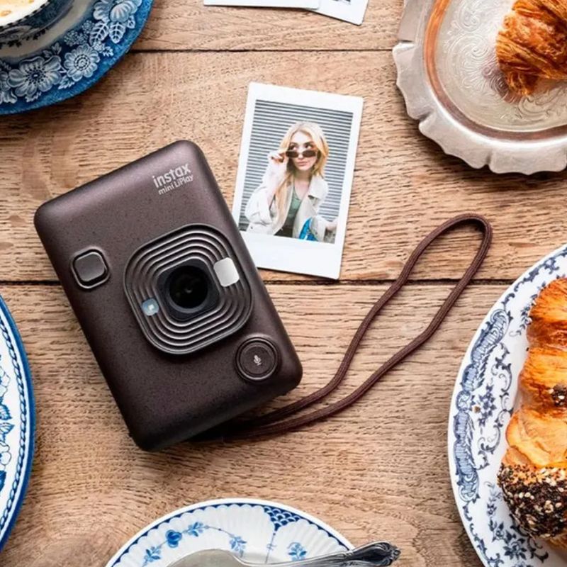 Cámara Fujifilm Instax Mini LiPlay pantalla LCD marrón ambiente