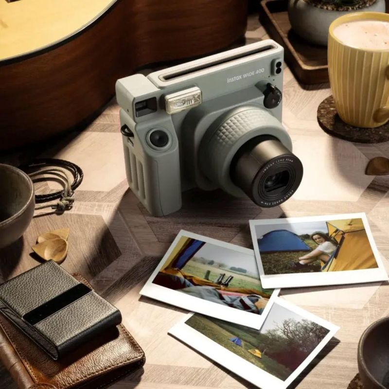Cámara Fujifilm Instax Wide 400 Verde Pastel ambiente