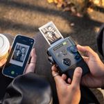 Cámara Fujifilm Instax Mini Evo Cinema Bluetooth negro ambiente