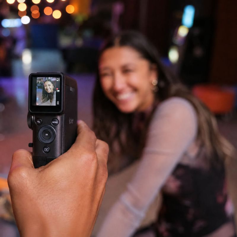 Cámara Fujifilm Instax Mini Evo Cinema Bluetooth negro ambiente