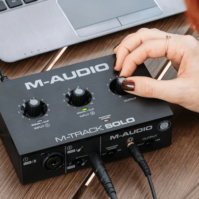 Interfaz M-Audio M-Track Solo USB-C 24 bits 48 kHz negro detalle de controles