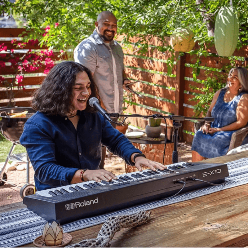 Teclado Roland E-X10 61 teclas 601 tonos Pack negro uso