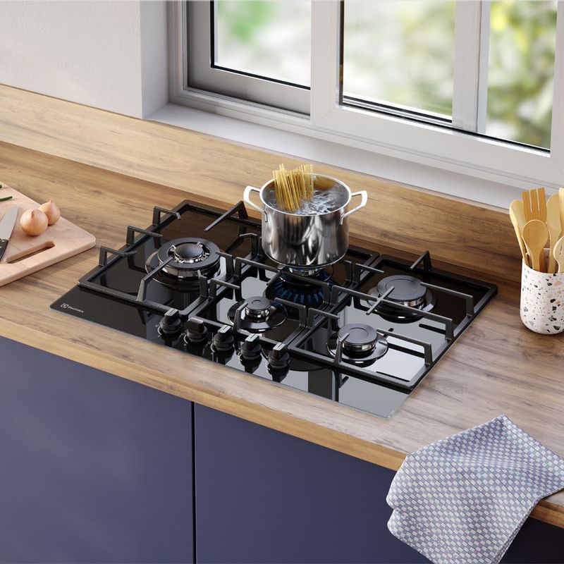 Combo Electrolux encimera KE5CB y campana DE9SB espacio